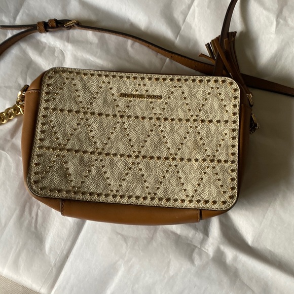 Slightly use white , gold and shoulder Michael Kors purse - Picture 1 of 4
